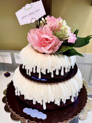 The drizzled frosting has uniform coverage versus the traditional petal frosting.