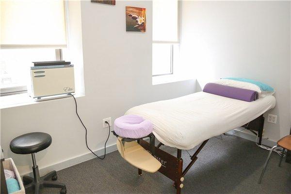 Treatment room for physical therapy and acupuncture