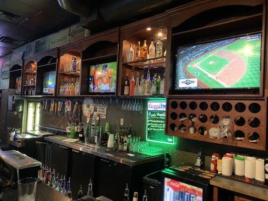 Great bar. Strong drinks and ball on the screens. Nice little patio out back for cornhole. Try the egg rolls and the broccoli bites!