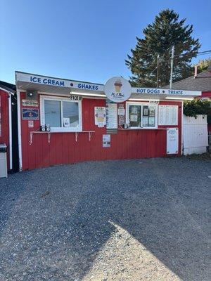 Me & Ben's Dairy Crème welcomes us - Winter Harbor Maine