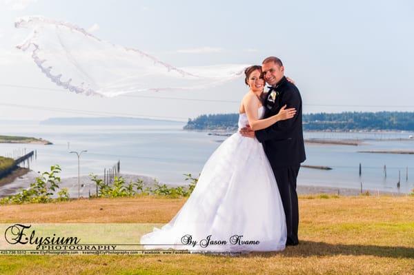 Great wedding photos in the park after a great ceremony!