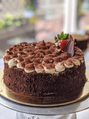 TIRAMISU'
Three layers of vanilla sponge cake soaked in espresso syrup, tiramisu' cream with mascarpone and Marsala liquor, decorated with