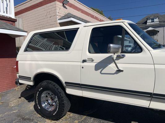 1990 Ford Bronco absolutely sparkling