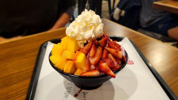 Mango strawberry bingsu