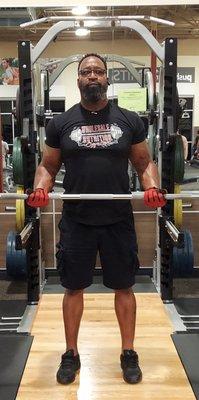 Kanroc doing straight bar curls.