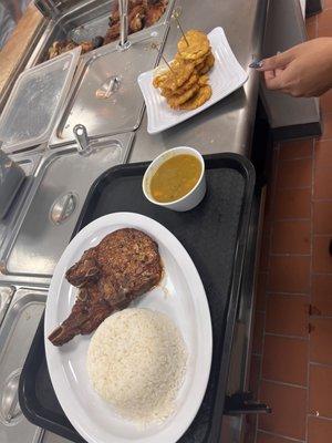 Chuleta con tostones y arroz blanco / pork shop with tostones, gandules guisados and  white rice.