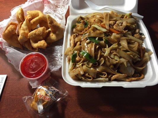 Cheese wontons and chicken rice noodles.