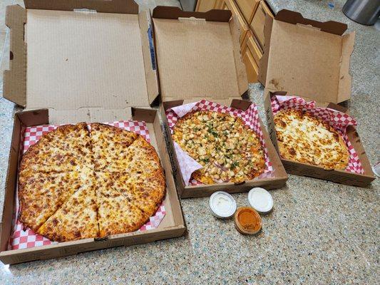 Cheese pizza, chicken curry, bread sticks, ranch, and marinara