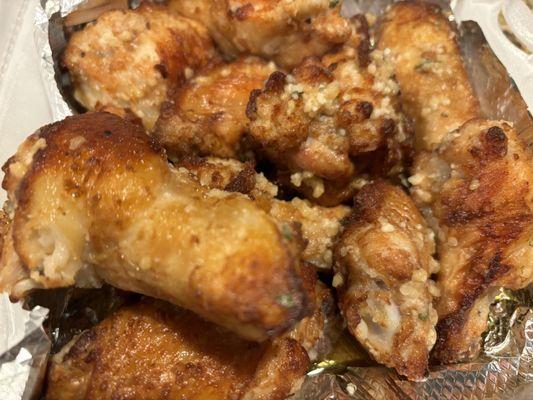 Garlic parmesan wings, real minced garlic, great flavor, need to be crispier.