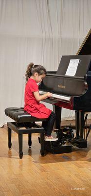 Discover the joy of music with beginner piano lessons at K&M Music School in Sorrento Valley. Designed for kids and adults, these lessons.