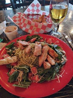 Pesto spaghetti with spinach leaves, grilled chicken, their wonderful breadsticks and a glass of Stella, happy hour price $4.