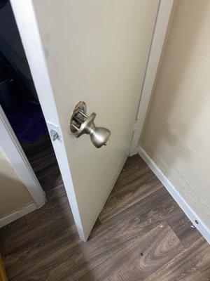 Broken doorknob to door restroom door that doesn't even shut.