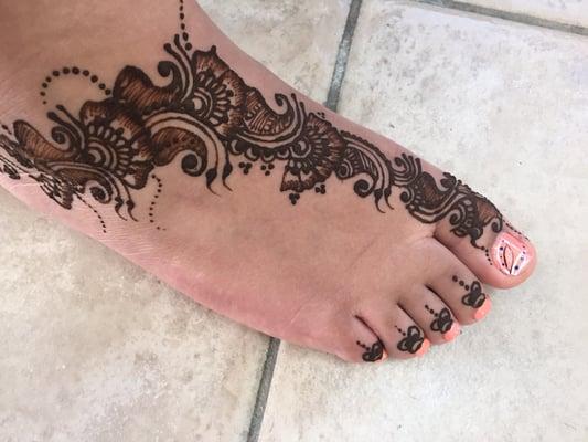 Best Henna in town!!! My daughters foot looks amazing. Thanks Simmy!