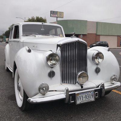 Off Loading a 1952 Bentleymotors R-Type Sallon