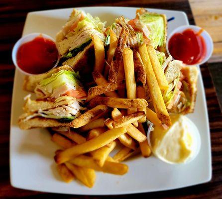 Elmwood Inn,  Elmwood Triple Decker Club & Fries