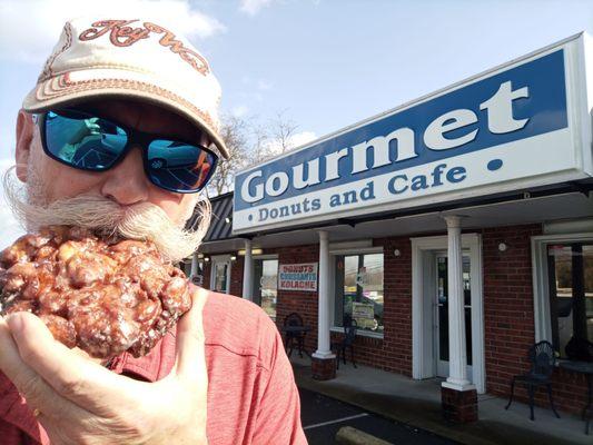 @donutduster Lonny testing an apple fritter