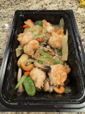 Shrimp with Cashew Nuts  (Added straw mushrooms)