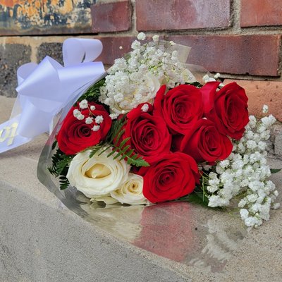 Roses  
GORGEOUS WHITE AND RED ROSES