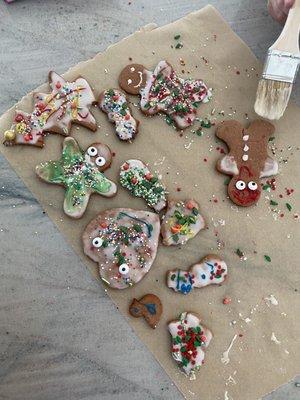 Baking Christmas cookies together to work on reading the recipe, following instructions, force adjustments and finemotorskills.