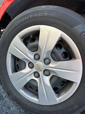 Hubcap installed wrong and marring on lug nut caps