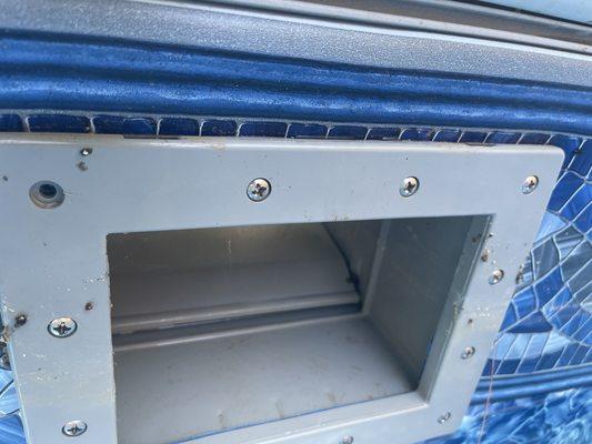 Skimmer basket with screws that can't be taken out