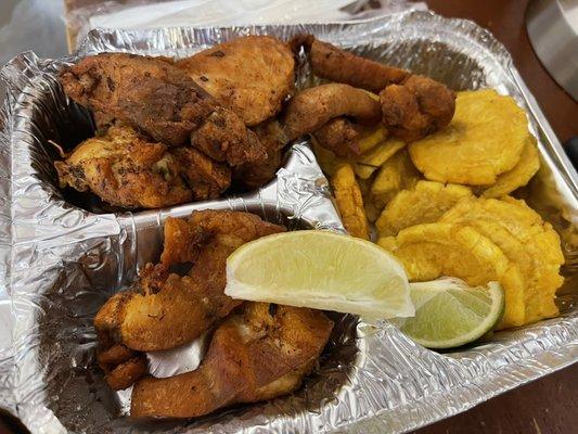 Chicharrón de pollo (sin hueso) with tostones