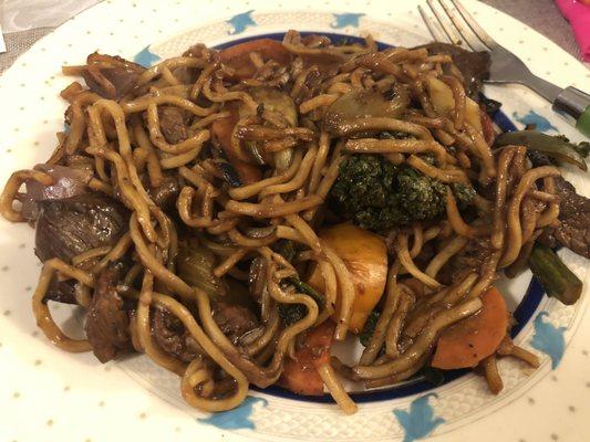 Beef Lo Mein mor like beef no thank you mein. Way over cooked noodles in a sweet like sauce no bueno.