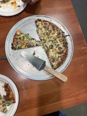 Build your own beef, mushroom, bell pepper, and spinach on a thin crust... Yum!