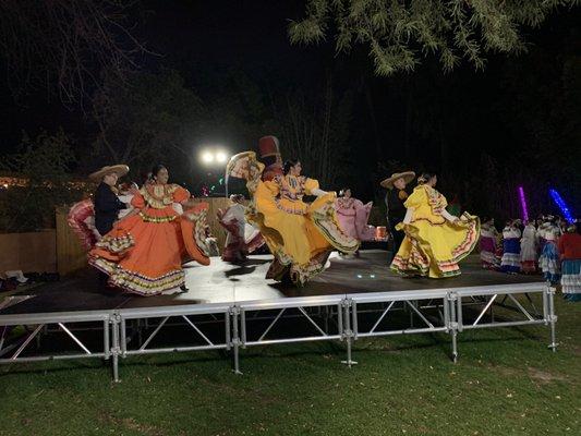 Folklorico dancers