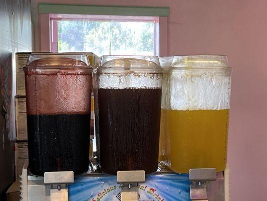 Aguas frescas: jamaica, tamarindo, piña