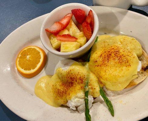 Eggs Benedict with fruit