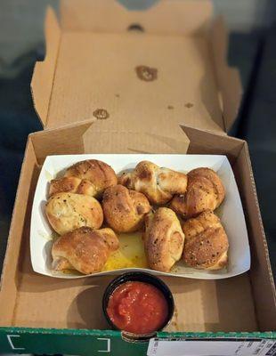 Garlic knots with marinara sauce