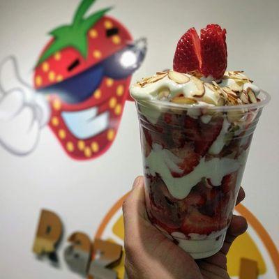 Domingo familiar para venir por estas deliciosas Fresas con Crema a Razpachos  Quién pasa por unas? Aqui los esperamos