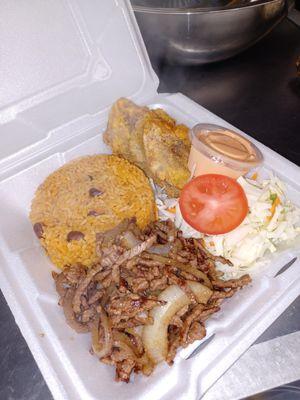 Arroz con Gandules bistek ecebollado