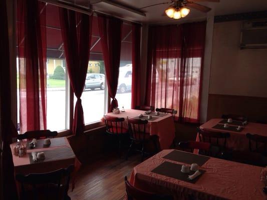 Dining area- comfortable,air conditioned. Very neat NS clean. Only four tables but good space in between.