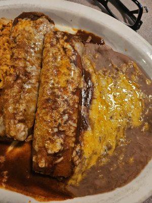 Tamales con frijoles y arroz (Tamales with beans and rice)