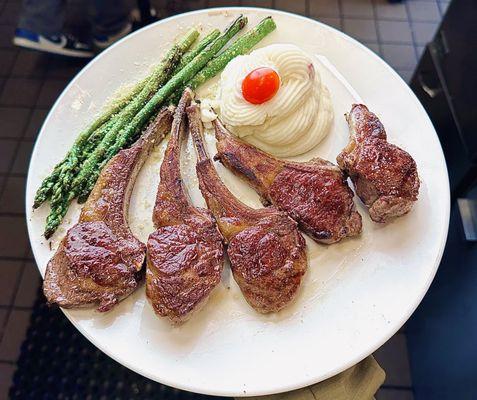 Baby lollipop lamb chops, mash potato's and fresh asparagus.