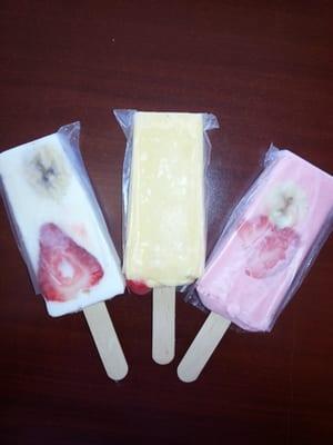 Paletas pina colada, yogurt de fresa y natural.