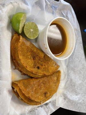 Dos tacos de birria y consomé