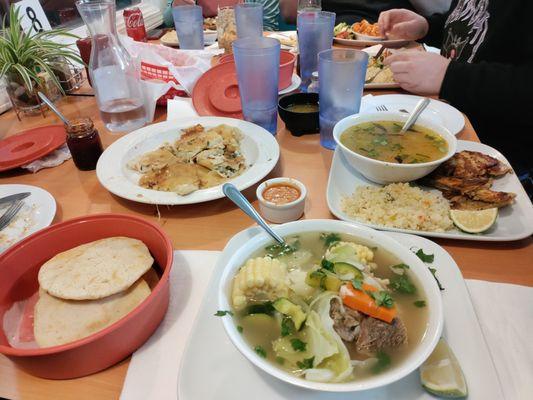 Sopa de res, sopa de pollo, pupusa platter