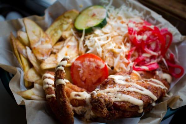 Pollo con tajadas. 
 fried chicken with banana chips