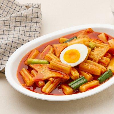 [ Original Street Tteobokki ]Our Korean street-style spicy wheat cakes are loaded with sausages,vegetables, fish cake, and sauce