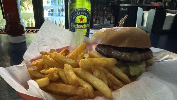 Hamburger and fries....Heineken Zero #soberlife!