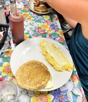 Kids 2 small pancakes with scrambled eggs & cheese