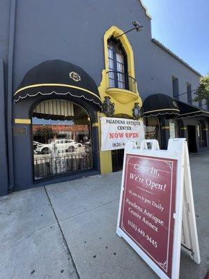 Front entrance on the street level - gets you into the downstairs booths