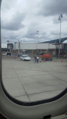 Pilot yelling at mechanic. Before 2 more hours of delays. Still waitinf