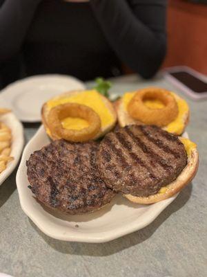 8 oz. Twin Burger Platter Deluxe | Instagram: GaoGirlsGrubbin