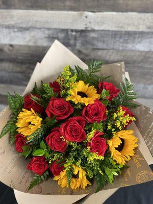 DZ Roses + Sun Flowers

Orden can be customized. 

Not available for online order, give us a call