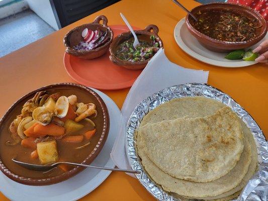 Caldo de Mariscos y Consomé de Chivo con Carne