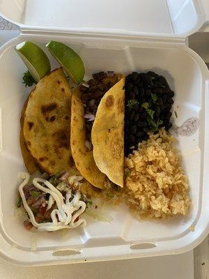 Tacos al carbón arroz y frijol lechuga crema tortilla de Ariana